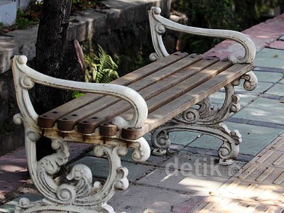 Besi Bangku Taman Digasak Maling