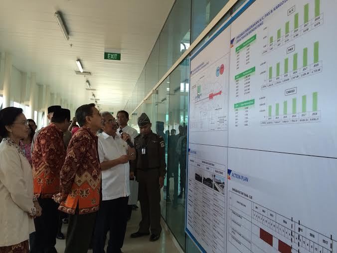 Boediono dan Istri Sempatkan Tinjau Bandara Kebun Binatang
