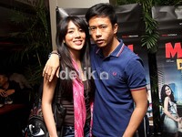 Ariel selalu merangkul Dhea. Pool/Gus Mun/detikFoto.