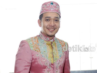 Fadlan Tampil Pinky di Hari Kartini