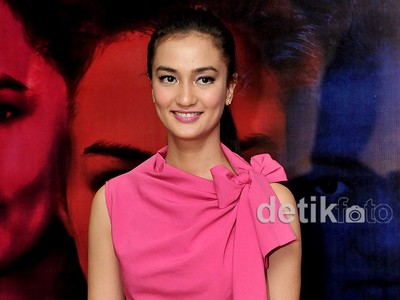 Pretty in Pink Atiqah Hasiholan