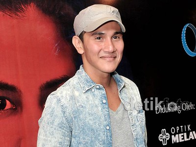 Tetap Keren Tampil Kasual ala Vino Bastian