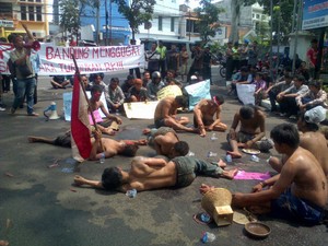 Tolak Ditertibkan, Puluhan PKL Demo Kantor Ridwan Kamil