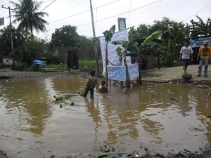 Ini Penampakan Ganasnya Jalan Berlubang di Gunung Putri Bogor, Bak Kubangan Kerbau