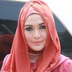 Tujuh Bulan Tak Bertemu Suami, Eddies Adelia Sedih