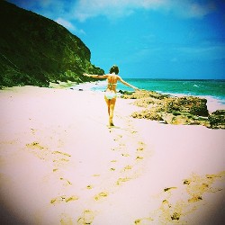 Aih... Taylor Swift Seksi Berbikini di Pantai