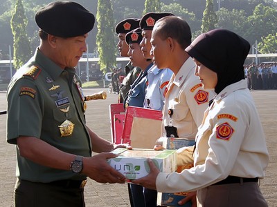 Panglima TNI Serahkan Bantuan Keramik