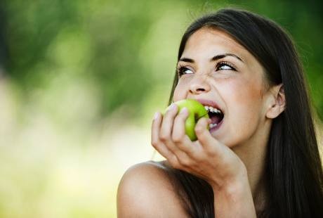 Ini Daftar Makanan dan Minuman yang Bikin Gigi Kuning