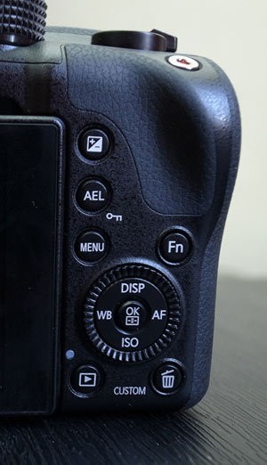 Samsung NX30: Mirrorless Pintar dengan Cita Rasa DSLR