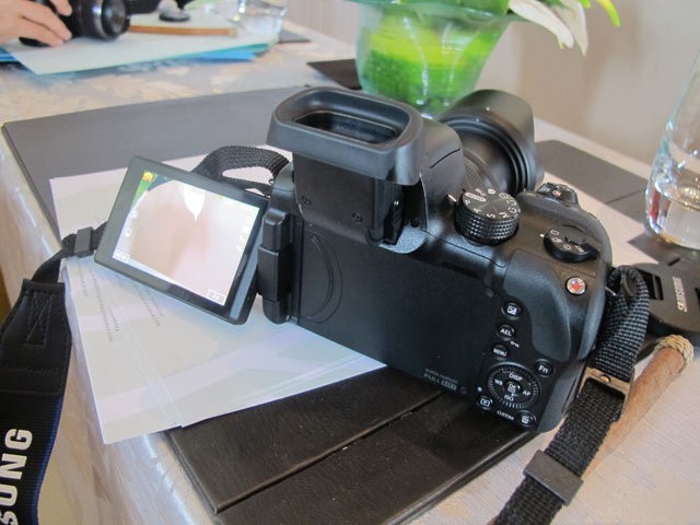 Samsung NX30: Mirrorless Pintar dengan Cita Rasa DSLR