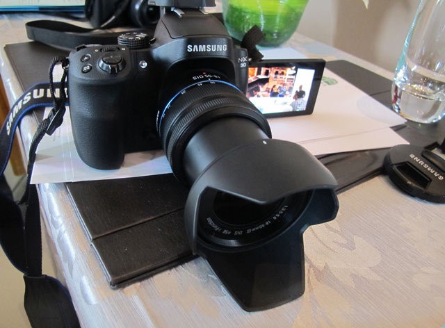 Samsung NX30: Mirrorless Pintar dengan Cita Rasa DSLR