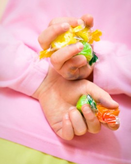 Hati-hati, 5 Jenis Makanan Ini Sering Bikin Anak Tersedak!