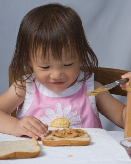 Hati-hati, 5 Jenis Makanan Ini Sering Bikin Anak Tersedak!