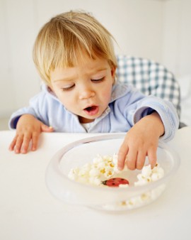 Hati-hati, 5 Jenis Makanan Ini Sering Bikin Anak Tersedak!