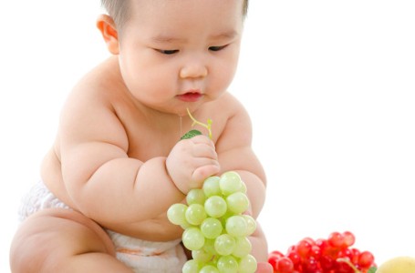 Hati-hati, 5 Jenis Makanan Ini Sering Bikin Anak Tersedak!