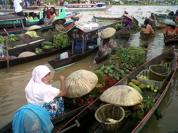 4 Pasar Terapung Keren di Sungai Indonesia