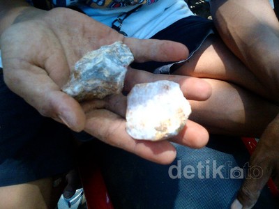 Cari Batu Giok, Warga Serbu Jl Bangau di Cilandak