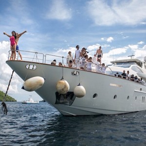 Mengintip Gaya Liburan Farah Quinn dengan Pria Bule