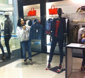 Armani Jeans Rilis Koleksi Busana Basic dengan Detail Menarik