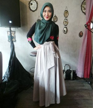 Tips Padu Padan Hijab Tanpa Terlihat Berlebihan dari Dian Pelangi