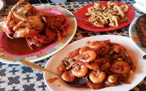 RM Seafood Sarimbit Hj. Iyos: Pedas Gurih Udang Saus di Tepian Pangandaran