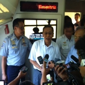 Boediono Cek Jalur Ganda Kereta Api di Bojonegoro