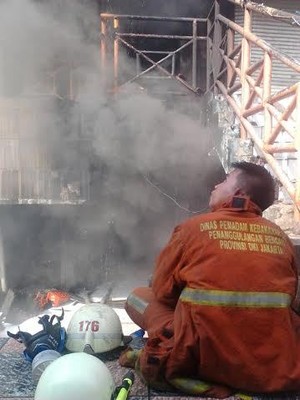 Cerita Petugas Damkar, 14 Jam Lebih Berjibaku Padamkan Api di Pasar Senen
