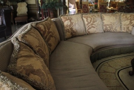 Rumah Fifie Buntaran,di Sini Sofa di Sana Sofa