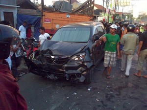 Truk Hajar Belasan Motor dan 4 Mobil di Semarang, 1 Orang Tewas
