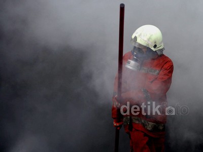 Pemadam Berjibaku Padamkan Api Pasar Senen
