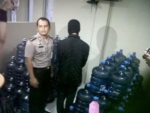 Polisi Tangkap Pemalsu Air Aqua Galon di Bandung