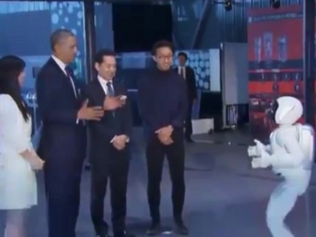 Honda Asimo Ajak Barack Obama Main Bola