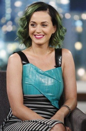 Kocak, Katy Perry Jadi Nenek Seksi di Video Klip Terbaru