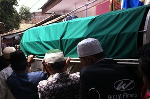Tiba di Rumah Duka, Jenazah Azwar Disambut Tangis Histeris