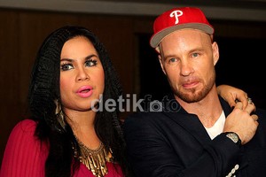 Melanie Ricardo Dukung Jokowi Karena Tidak Pakai Arloji Mahal