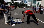 Bule Italia Ngamen di Bundaran HI