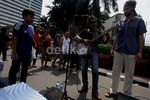 Bule Italia Ngamen di Bundaran HI