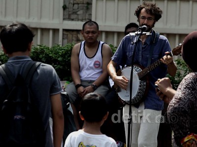 Bule Italia Ngamen di Bundaran HI