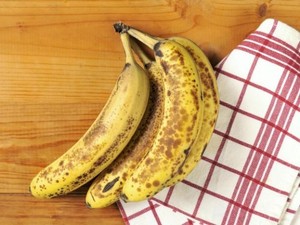Pisang Terlalu Masak? Olah Saja Jadi Pancake dan Smoothie yang Lezat