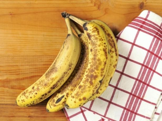 Pisang Terlalu Masak? Olah Saja Jadi Pancake dan Smoothie