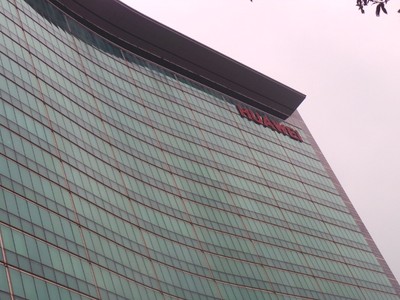 Berkeliling Kampus Huawei yang Megah