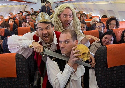 Unik! Romeo & Juliet Melawak di Pesawat EasyJet