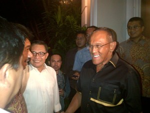 Malam-malam Waketum PPP Emron Sambangi Rumah Ical, Ada Apa?