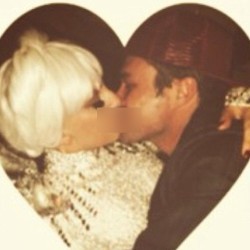 Lady Gaga Unggah Foto Intim dengan Kekasih