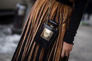 Hot Trend: Tas Bentuk Botol Parfum Chanel No. 5 di Kalangan Fashionista