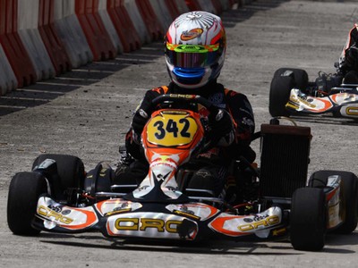 Senna Noor Kibarkan Merah Putih di Malaysia