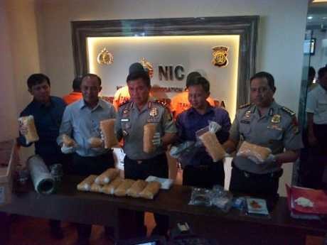 Selundupkan 14 Kg Sabu di Spare Part Alat Berat, WN Taiwan dan China Ditangkap