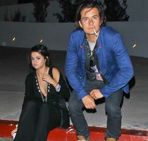 Sering Pergi Bareng, Orlando Bloom dan Selena Gomez Digosipkan Pacaran