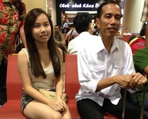 Wanita Seksi pun Minta Foto Bareng Jokowi
