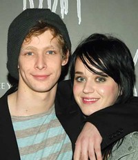 Kisah Cinta Katy Perry yang Berbuah Lagu